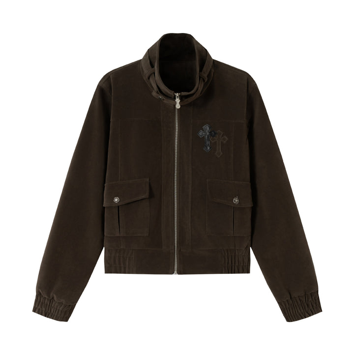 Herren Kurzblouson aus Veloursoptik mit Funnelkragen, Cargo‑Pattentaschen und Zierkreuz-Applikation Echoarchiv