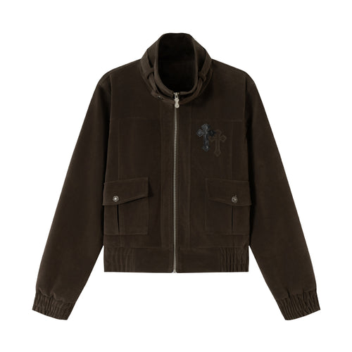 Herren Kurzblouson aus Veloursoptik mit Funnelkragen, Cargo‑Pattentaschen und Zierkreuz-Applikation Echoarchiv