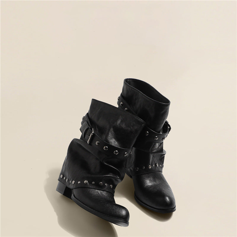 Damen Biker-inspirierte Slouch-Stiefelette mit Nietenriemen und Dornschließen-Detail – Varelle