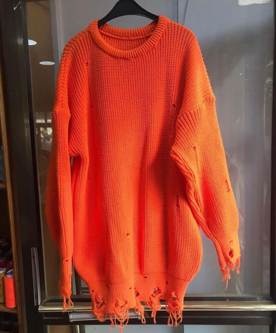 Damen Oversized Strickkleid mit Destroyed-Saum und Ballonärmeln Echoarchiv