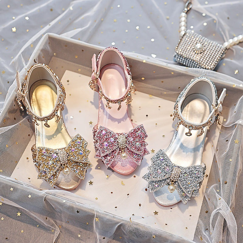 Mädchen Elegante und funkelnde Sandalen mit großen Schleifen Echo Archiv