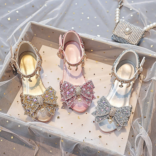 Mädchen Elegante und funkelnde Sandalen mit großen Schleifen Echo Archiv