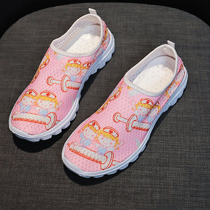 Damen Verspielte Slip-On Sneakers mit medizinischem Cartoon-Print, atmungsaktivem Mesh und gepolsterter Memory-Sohle – Névara