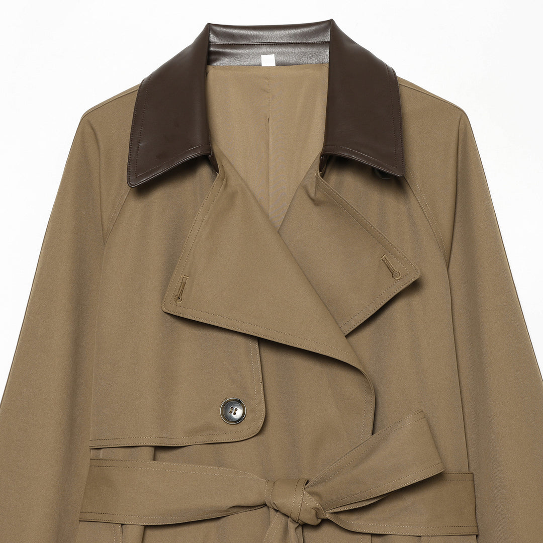 Damen kurz geschnittener Trenchcoat mit kontrastierendem Kunstlederkragen, Doppelreiher und Taillengürtel – Montévia
