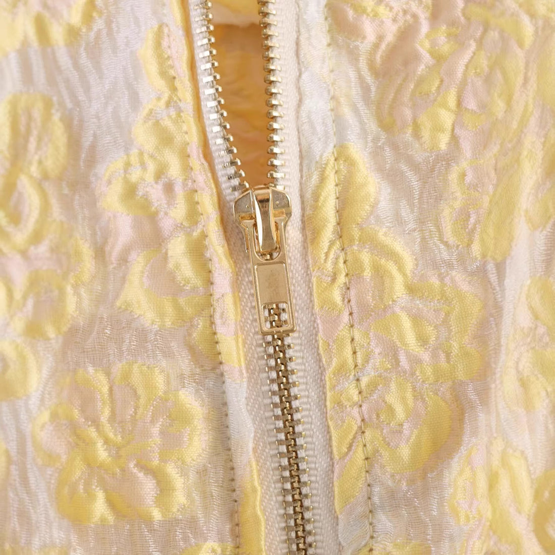 Damen Kurze Jacquard-Blousonjacke mit Blumenrelief, Reißverschluss und Pattentaschen Echoarchiv
