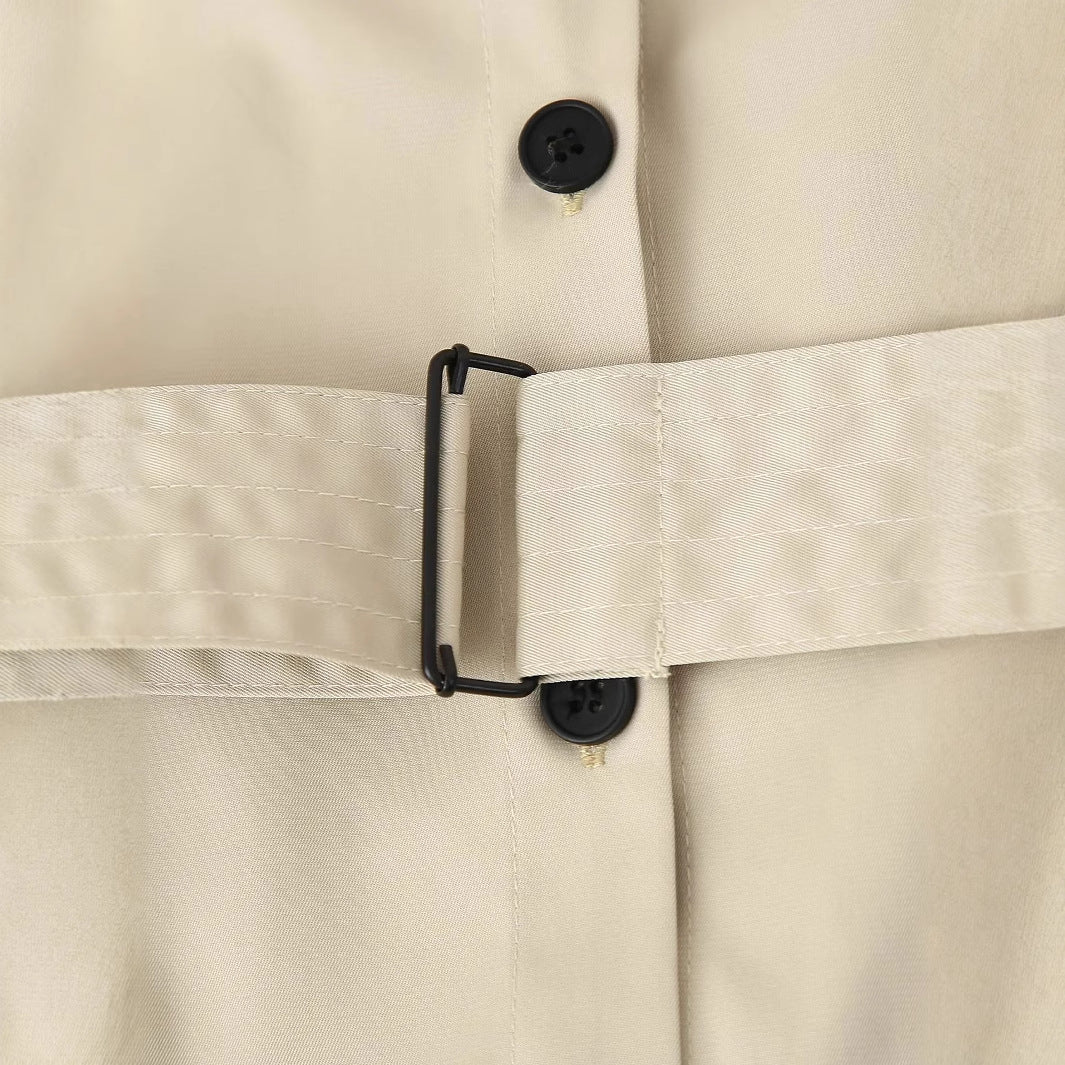 Damen nan langer taillierter Trenchcoat mit Taillengürtel Schulterklappen und durchgehender Knopfleiste Echo Archiv