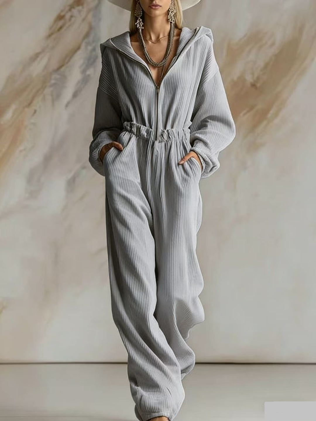 Damen Plissierter Kapuzen-Jumpsuit mit Reißverschluss und elastischer Taille – Solévia