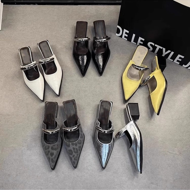 Damen Spitz zulaufende Mule-Pumps mit sculpted Blockabsatz und dekorativer Gliederkette – Lioré