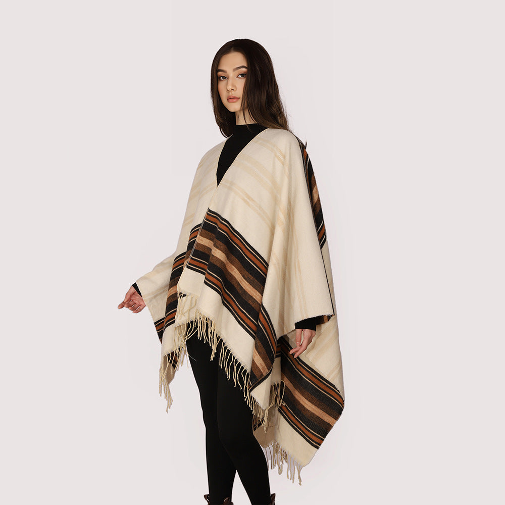 Damen Weichfallender Schalkragen‑Poncho aus Wollmix mit gestreiften Jacquardbordüren und Fransensaum – Célinea