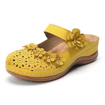 Damen Blumenverzierte Komfort-Pantolette mit Lochmuster, verstellbarem Klettriemen und gepolstertem Fußbett – Sorelia