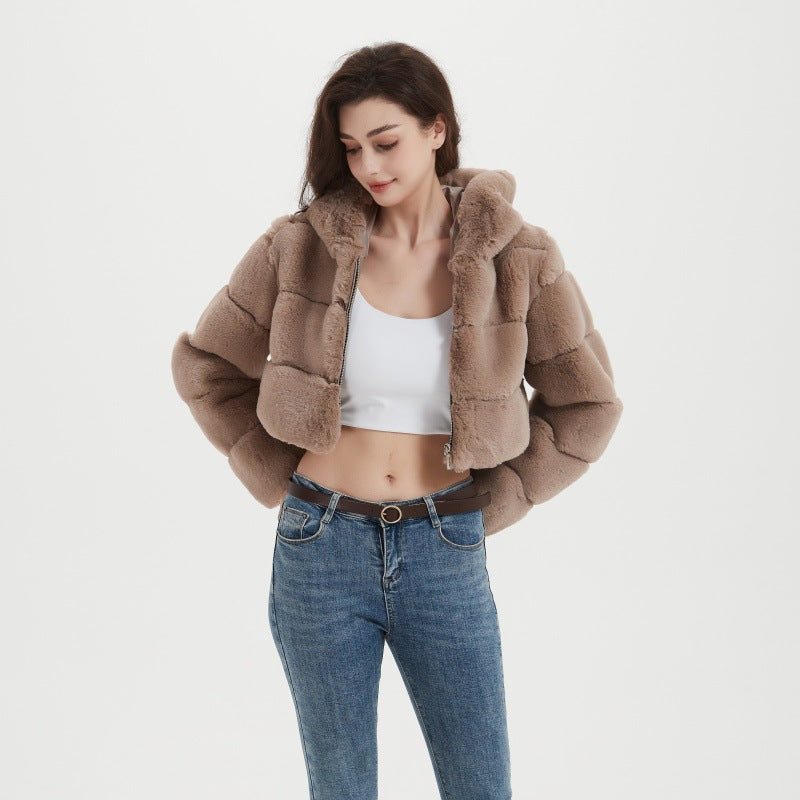 Damen Cropped Kunstpelzjacke mit gestepptem Panel‑Design und Kapuze Echo Archiv