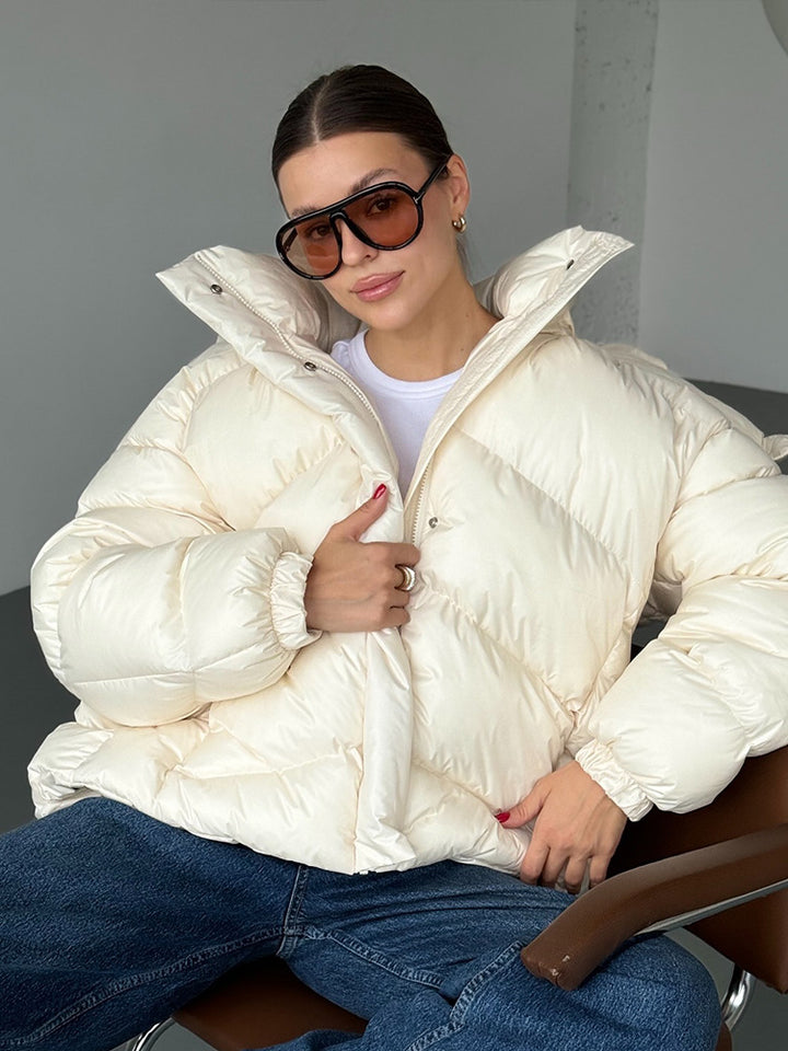 Damen Kurz-Pufferjacke mit Thermofüllung, Oversize-Kapuze & verdecktem Zweiwege-Reißverschluss Echoarchiv