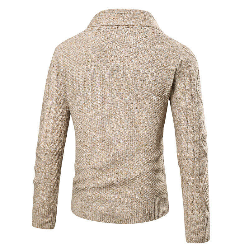 Herren Strickjacke mit modernem Zopfmuster und aufgesetzten Taschen Echoarchiv