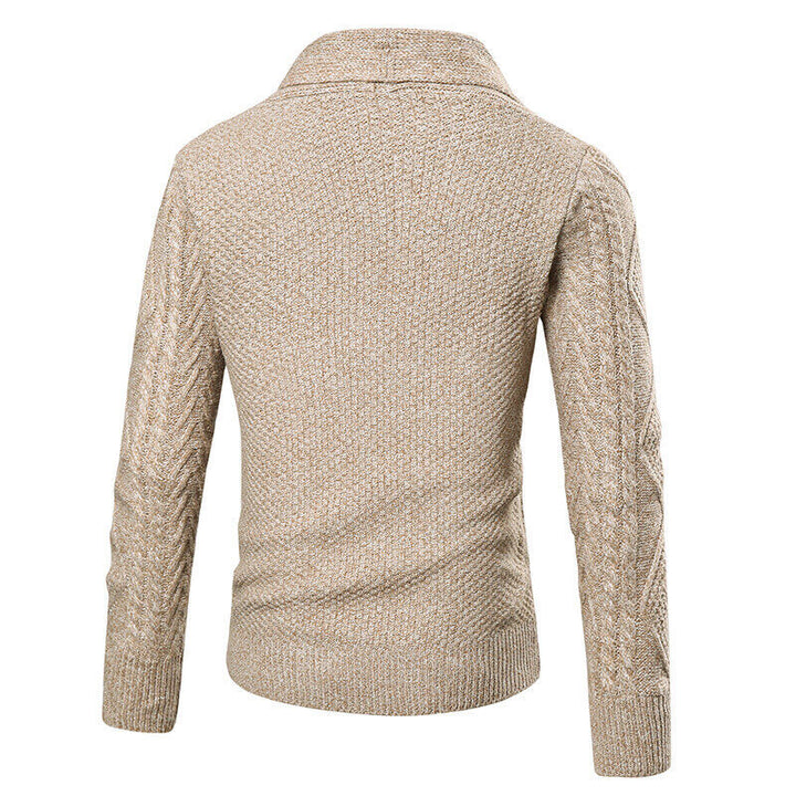 Herren Strickjacke mit modernem Zopfmuster und aufgesetzten Taschen Echoarchiv