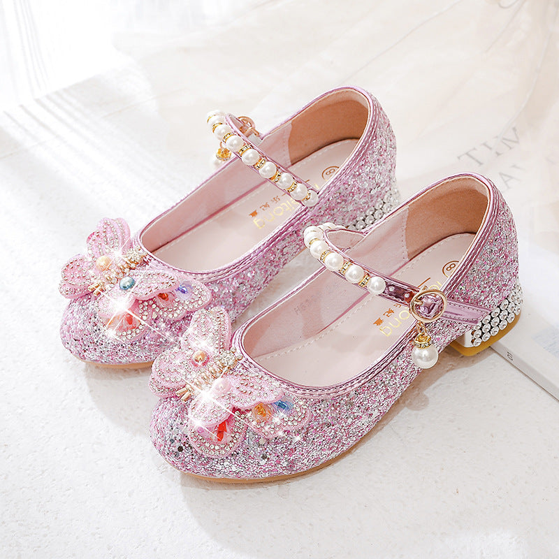 Mädchen Ballerinas mit funkelnden Schmetterlingsapplikationen und Perlenverzierungen Echo Archiv