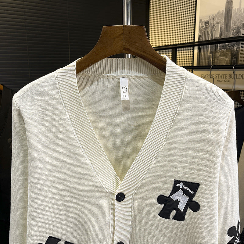 Herren Strick-Cardigan mit V‑Ausschnitt und dekorativen Puzzle‑Applikationen Echoarchiv