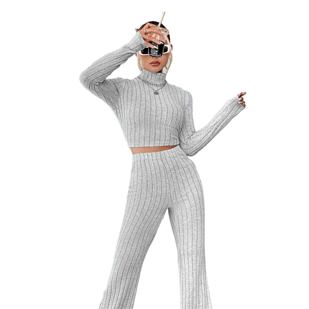 Damen geripptes Strick-Lounge-Set mit Rollkragen-Cropped und weiter Schlaghose – Élanora