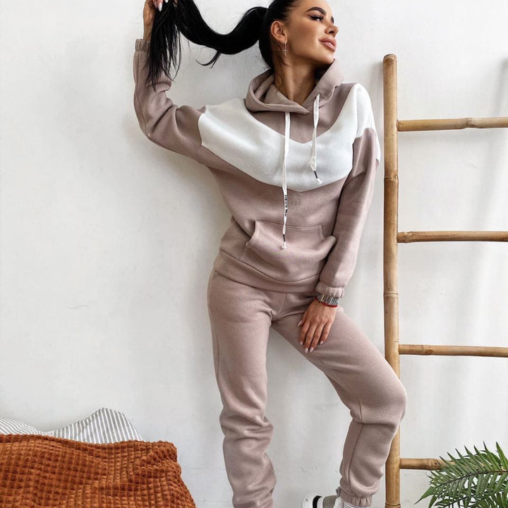 Damen zweiteiliges Loungewear-Set mit Chevron-Kapuzenpullover und taillierter Tapered-Jogginghose – Avérine