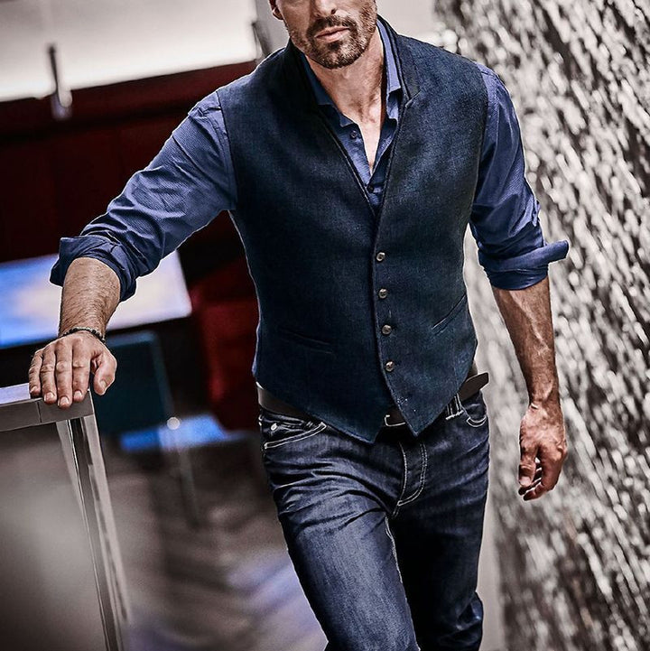 Herren eleganter Weste aus hochwertigem Material mit modischen Knopfdetails Echoarchiv