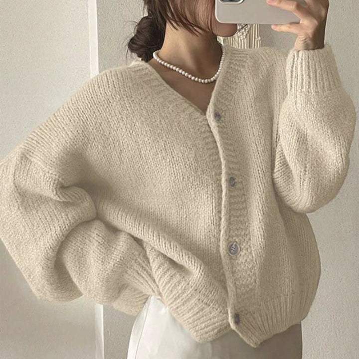 Damen Oversize-Strickjacke mit tiefem V-Ausschnitt, Ballonärmeln und Zierknopfleiste – Célinea