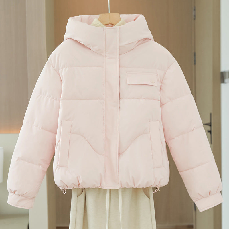 Damen kurzes wattiertes Kapuzenblouson mit verdeckter Frontblende, Brustpattentasche und verstellbarem Kordelsaum – Célinea