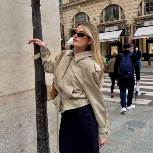 Damen Taillierte Kurz-Trenchjacke mit Bindegürtel, Raglanärmeln und verdeckter Knopfleiste Echoarchiv