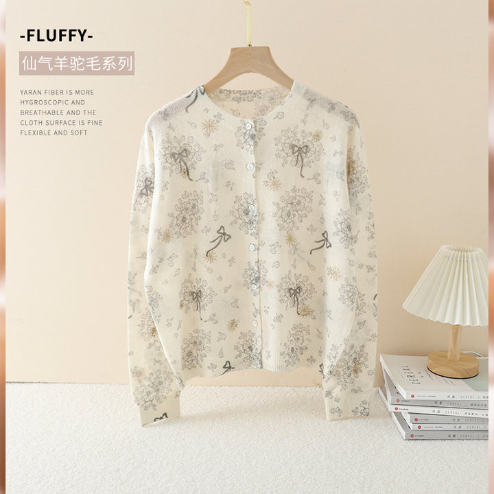 Damen Feiner Knopfcardigan mit zartem Blumen‑Sketchprint und Rundhalsausschnitt Echo Archiv