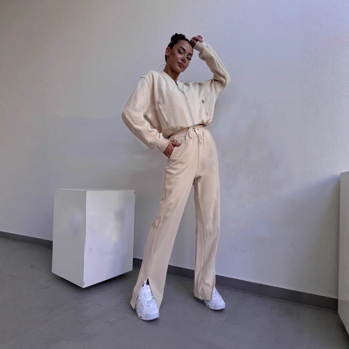 Damen weiches Velours-Zweiteiler mit kurzem Reißverschluss-Bomber und High-Waist-Hose mit Bein-Schlitz – Avenza
