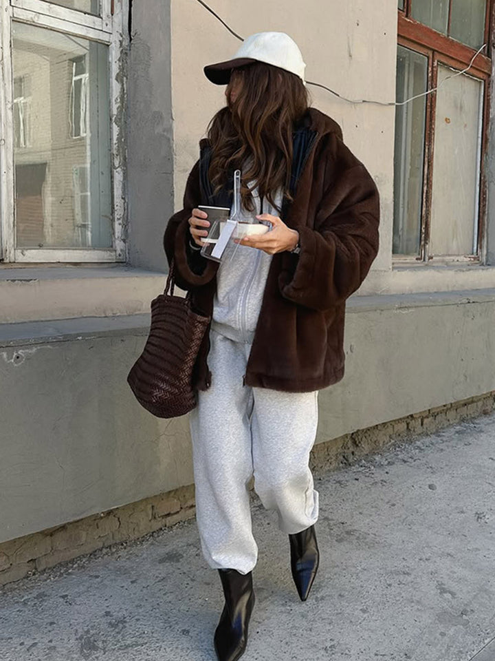 Damen Boxy-Kurzmantel aus veganem Fauxfur mit Kapuze, verdecktem Reißverschluss & lässiger Silhouette Echoarchiv