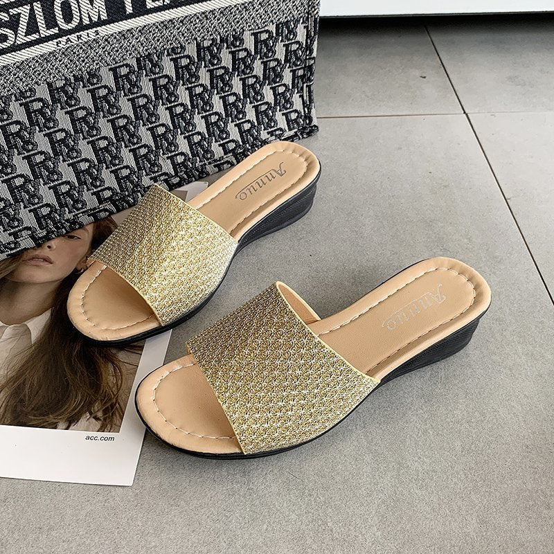 Damen nan Glitzerslipper mit breiter Riemenfront, offenem Zehenbereich, gepolstertem Komfortfußbett und leichtem Keilabsatz Echo Archiv