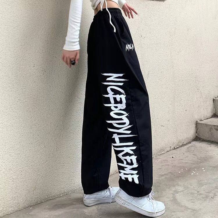 Damen locker geschnittene Wide‑Leg Jogginghose mit hohem Bund und markantem Seitenschriftzug – Avélisse
