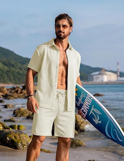 Herren lässiges Surf Outfit mit kurzärmligem Hemd und Shorts Echoarchiv