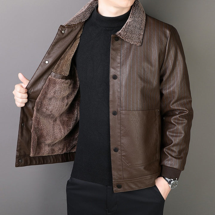 Herren Kunstleder-Blouson mit Sherpa-Kragen, wärmendem Teddyfutter und Nadelstreifen-Detail Echoarchiv