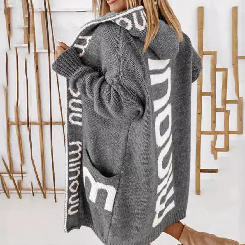 Damen Oversize Strickmantel mit Kapuze, Jacquard-Logo und Eingrifftaschen Drune