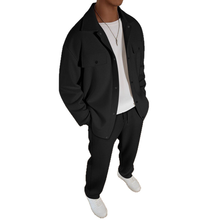 Herren lässiges Set aus gestreifter Überjacke und bequemen Jogginghose Echoarchiv