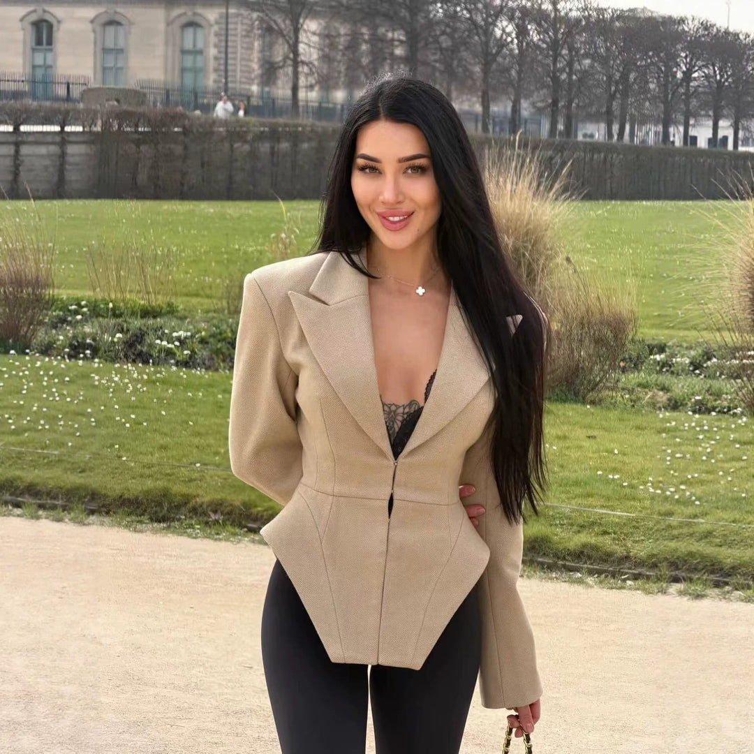 Damen Taillierter Blazer mit Peplum-Schnitt und asymmetrischer Saumführung Echo Archiv