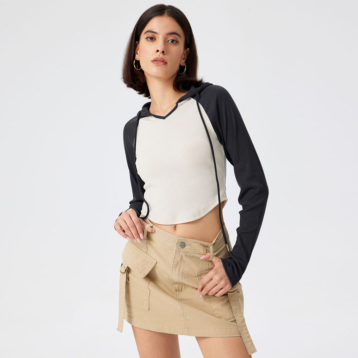 Damen Cropped Kapuzenlongsleeve mit Raglanärmeln, Daumenloch und geripptem Stretchkörper – Auréline