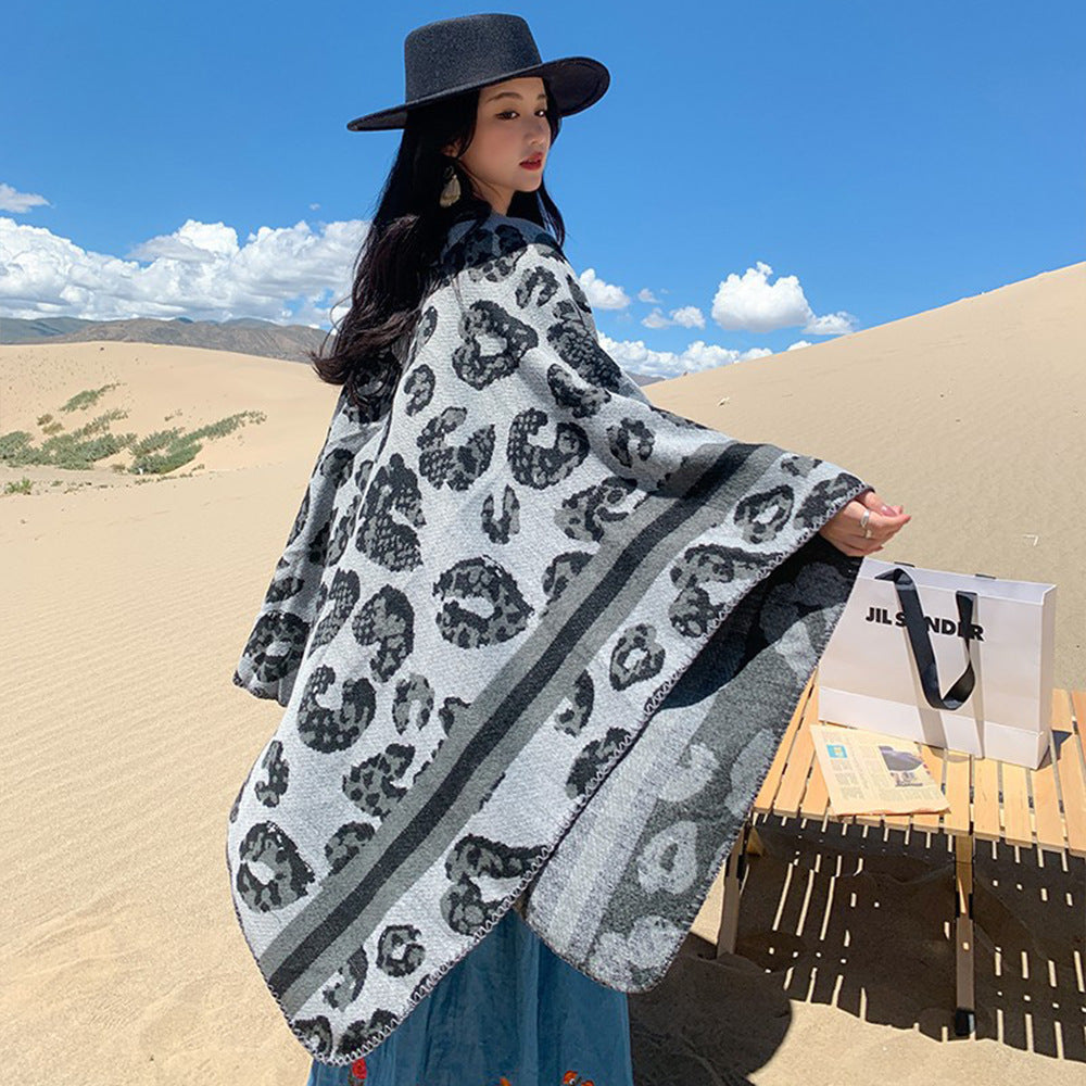 Damen Oversize‑Poncho im Strick‑Wollmix mit Leo‑Jacquard und V‑Ausschnitt Echo Archiv