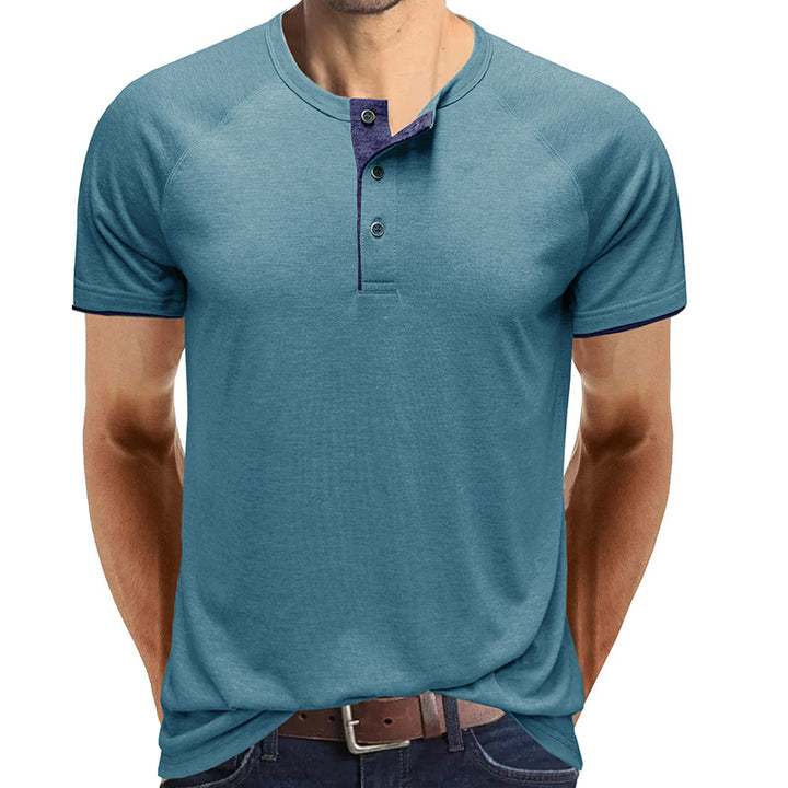 Herren modisches Kurzarm-Henley Shirt mit kontrastierenden Knöpfen und stylischen Details Echoarchiv