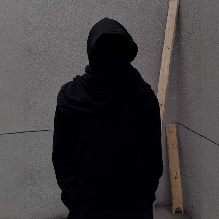 Unisex nan Kapuzenpullover im Gebrauchsspurenstil mit angeschlossenem Schlauchschal und ausgefransten Öffnungen Echo Archiv