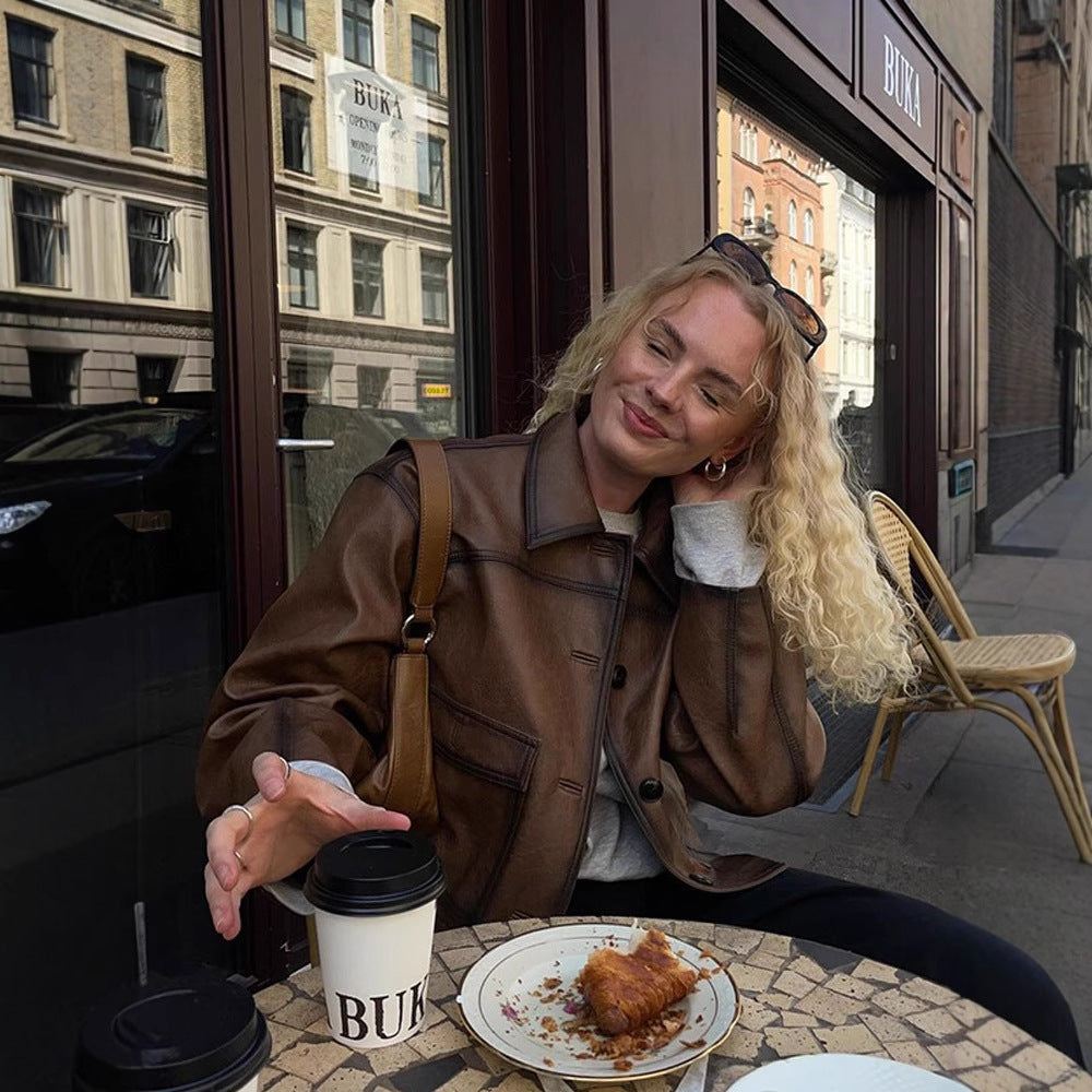Damen Kurzjacke aus veganem Leder im Cropped-Boxy-Schnitt mit Hemdkragen Echoarchiv