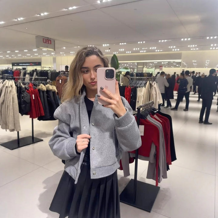 Damen 70+ kurze Wollmix‑Blousonjacke mit Reißverschluss, Hemdkragen und Pattentaschen Echo Archiv