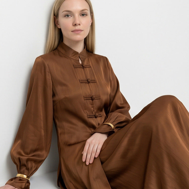 Damen Maxikleid mit Stehkragen, traditionellem Knotenverschluss und Ballonärmeln Echoarchiv