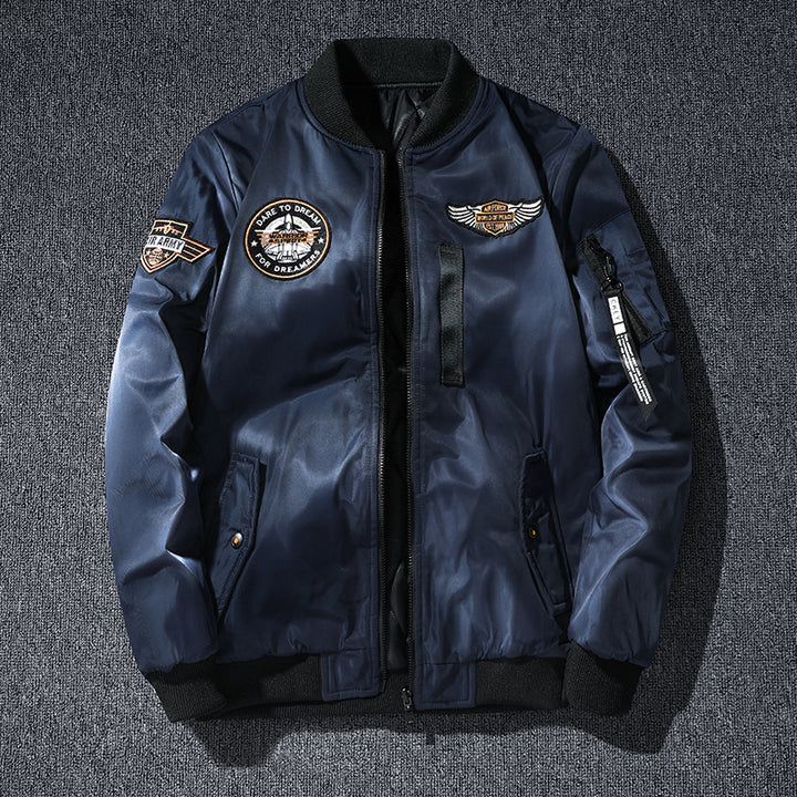 Herren -isolierte Flugstil-Bomberjacke mit gestickten Aufnähern und Utility-Ärmeltasche Echo Archiv