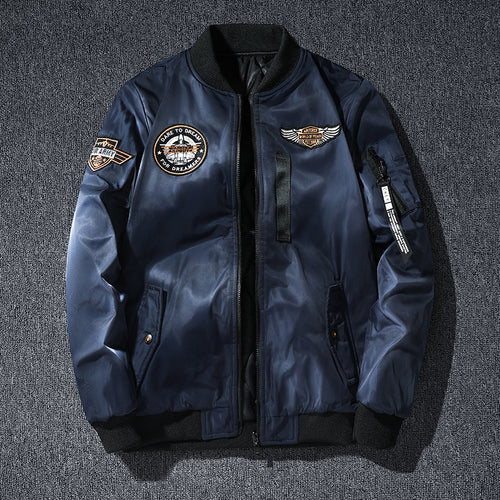 Herren -isolierte Flugstil-Bomberjacke mit gestickten Aufnähern und Utility-Ärmeltasche Echo Archiv