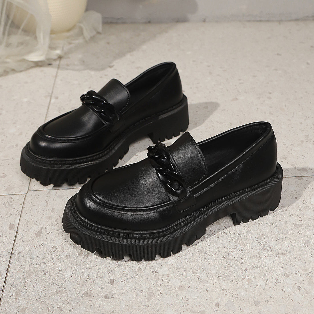 Damen Klobige Lack‑Loafer mit grober Profilsohle und Kettenverzierung Echo Archiv