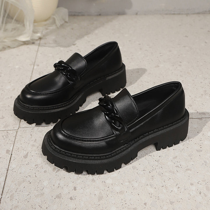 Damen Klobige Lack‑Loafer mit grober Profilsohle und Kettenverzierung Echo Archiv