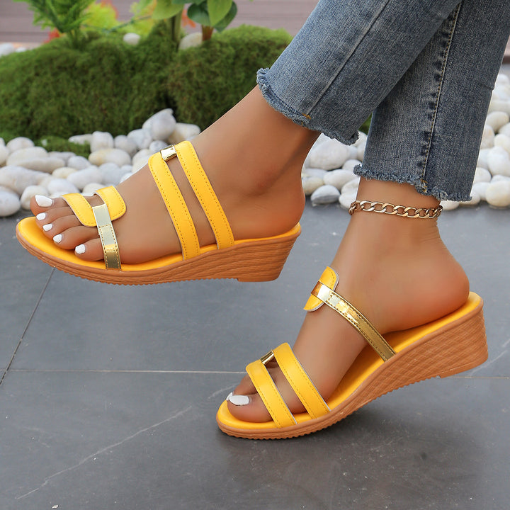 Damen nan Keilabsatzsandalen mit verstellbaren Riemen und Metallapplikationen Echo Archiv