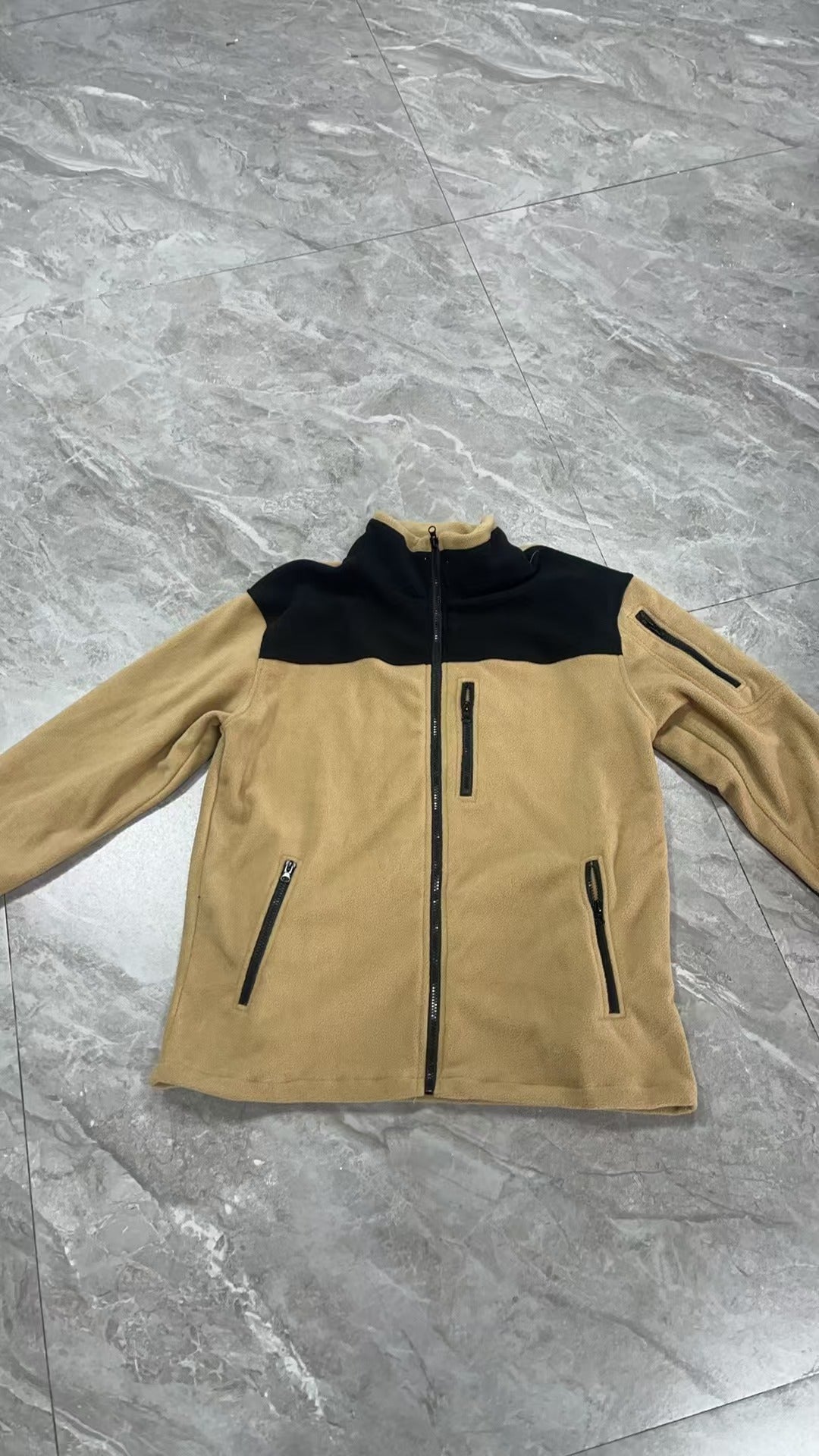 Herren Fleecejacke mit stylischem Farbdreieck-Design Echoarchiv