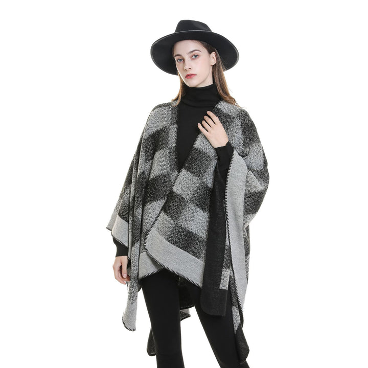 Damen Vielseitiger Wollmix-Überwurf im kastigen Kimono-Fall mit großflächigem Karojacquard – Montévia